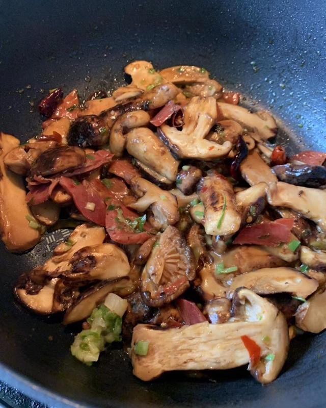 秋季特辑-松茸炖鸡、盐煎松茸、黄油烤松茸和炒松茸的做法
