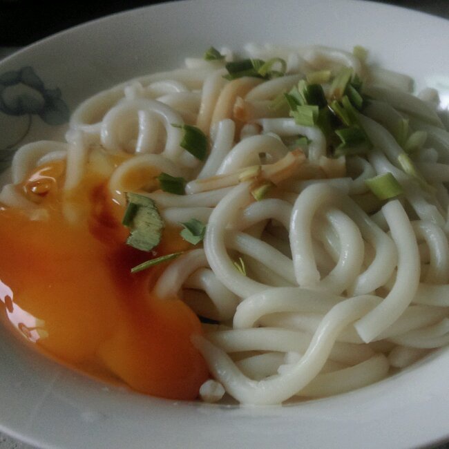 生鸡蛋拌乌冬面