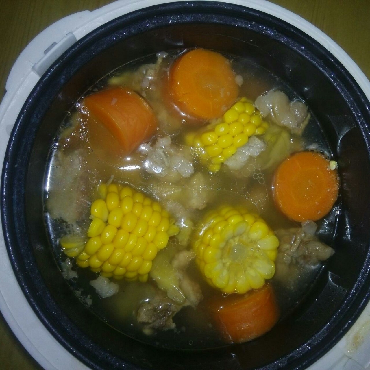 胡萝卜玉米排骨汤