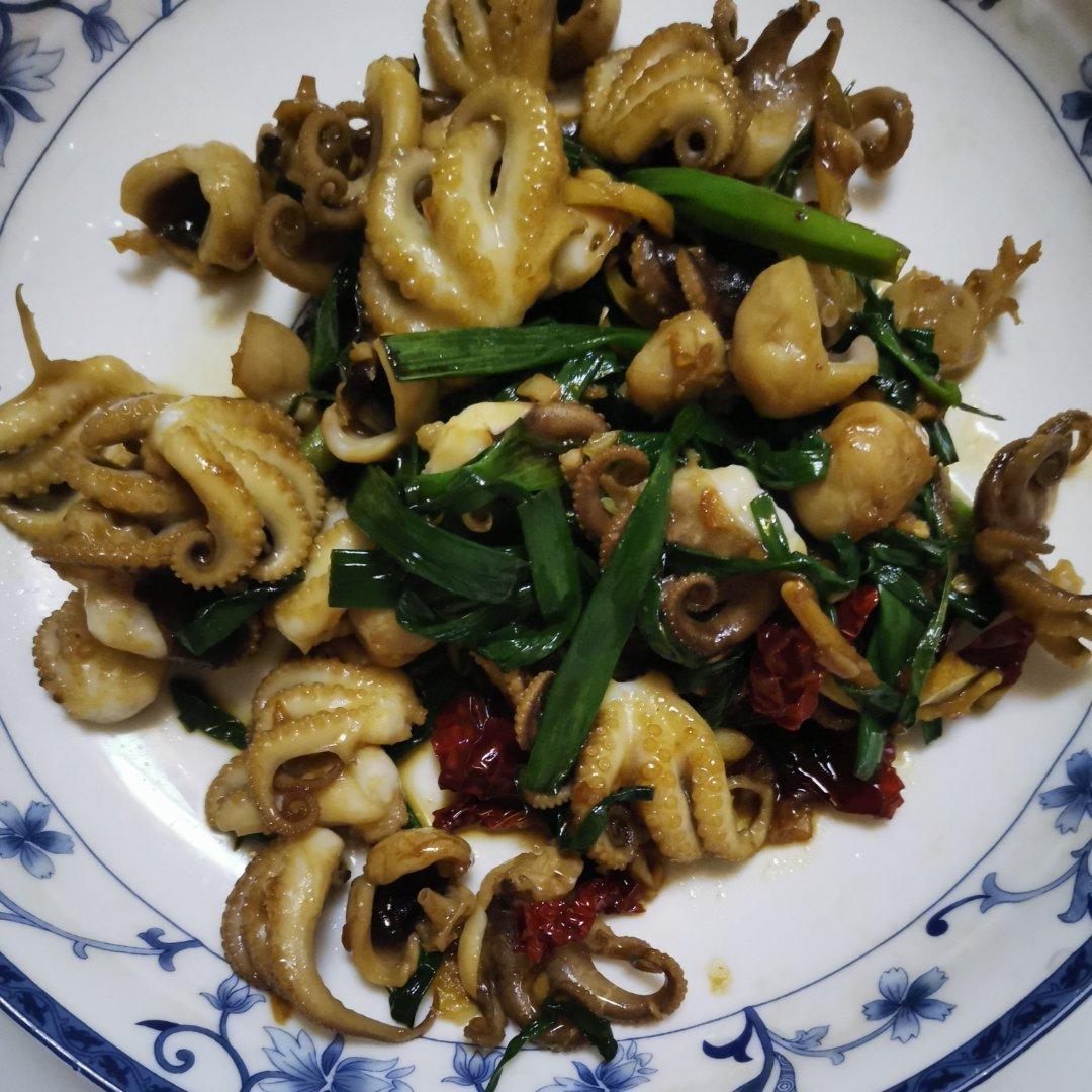 简易版葱爆小章鱼，好吃又下饭，喜欢🐙和鱿鱼的朋友看过来啦～