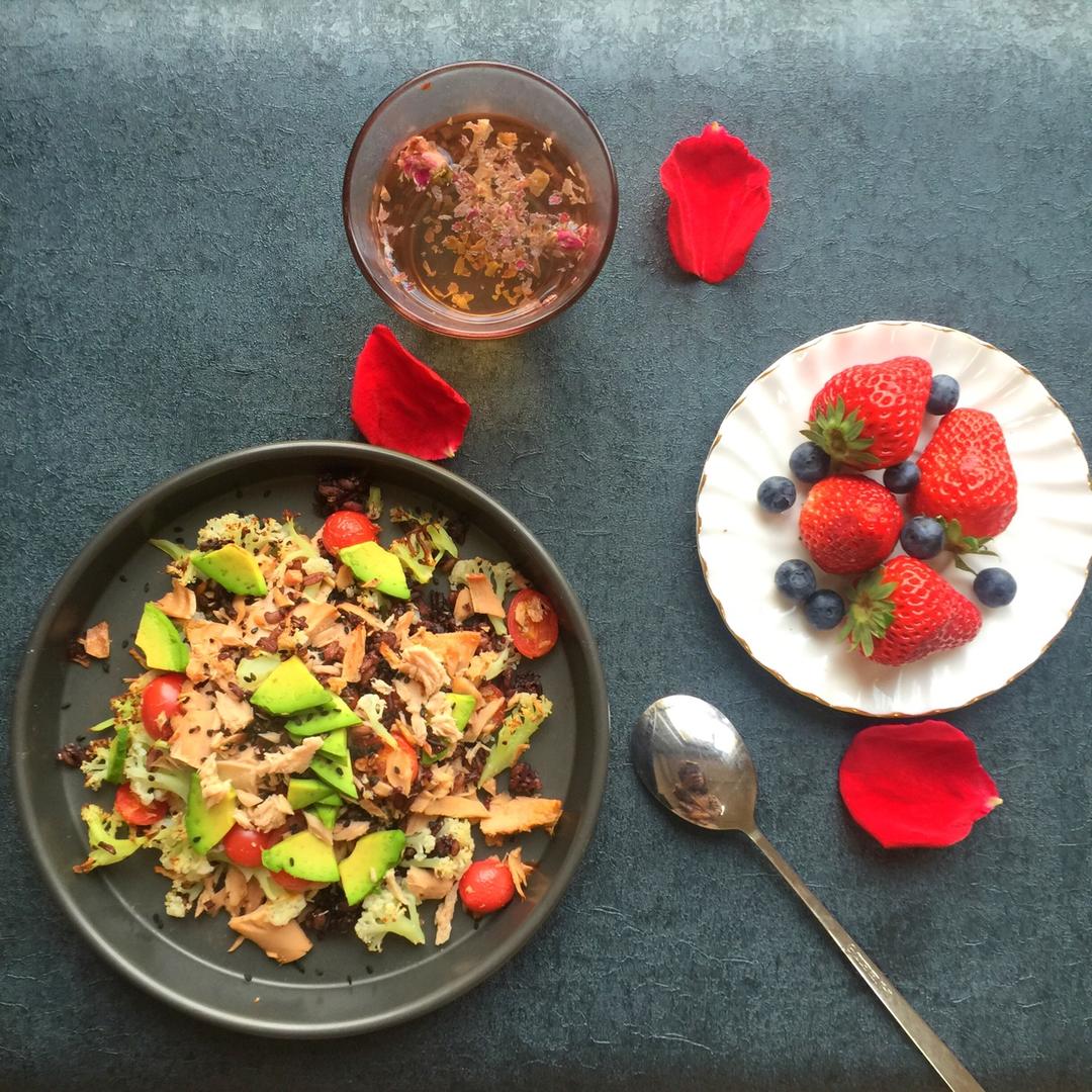 香烤牛油果金枪鱼饭的做法