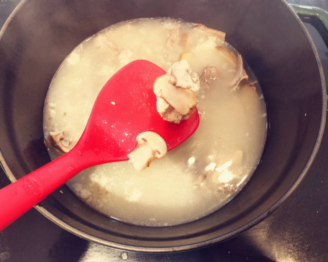 筒子骨松茸烫–Staub珐琅瓷铸铁锅的做法