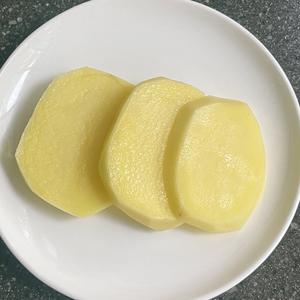 「1岁+宝宝辅食」蛋黄土豆泥茶巾的做法 步骤1