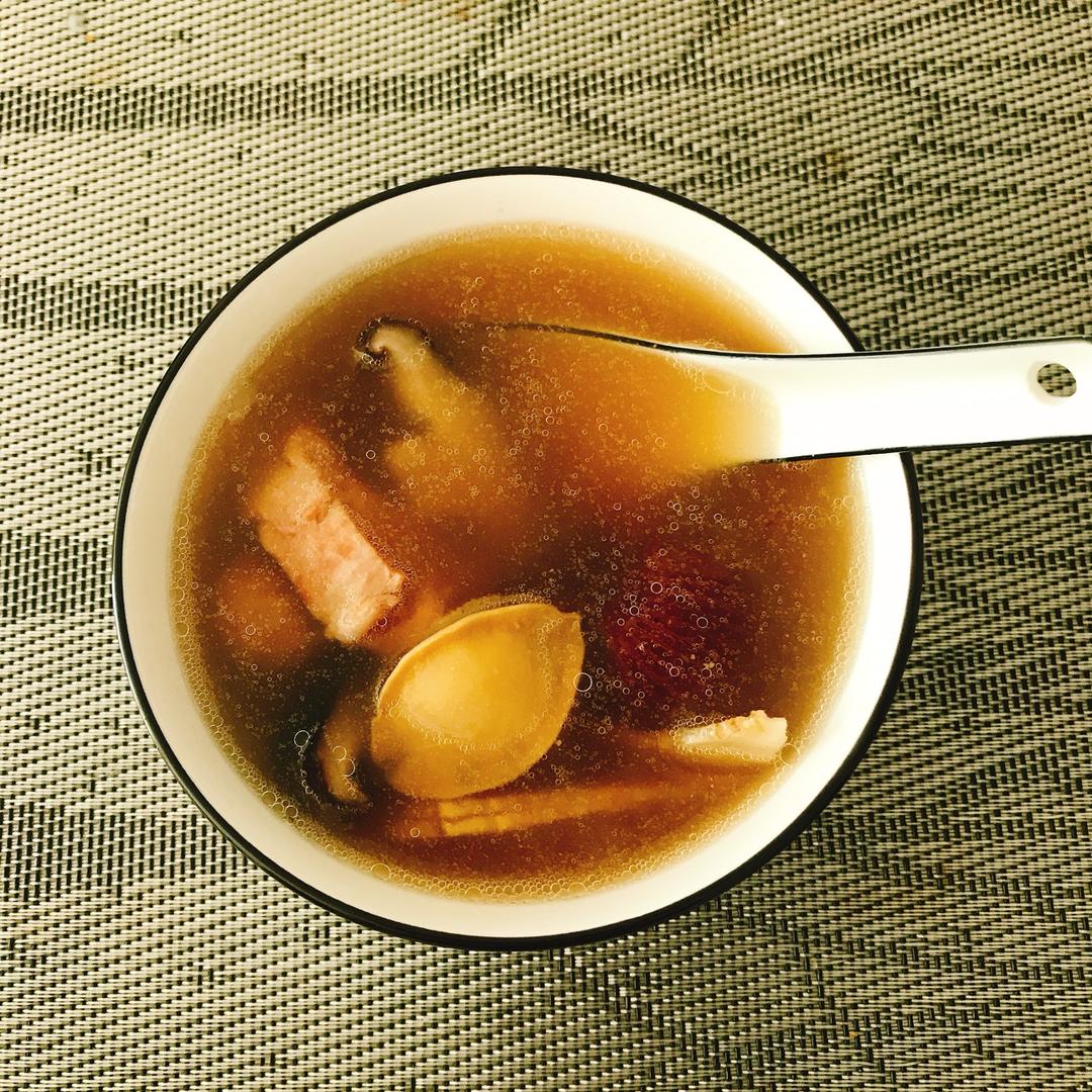 鲍鱼仔海珍花菇汤，鲜掉眉毛香掉下巴，护肝健肾