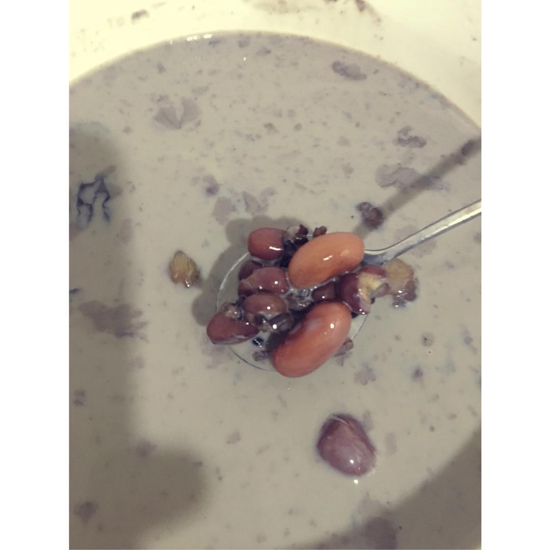 红枣红豆薏仁牛奶粥