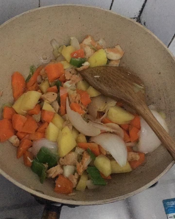 土豆咖喱鸡肉饭