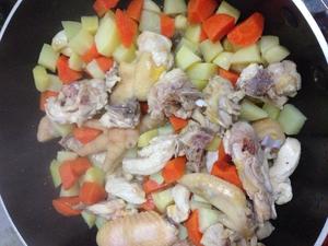 咖喱三黄鸡炖土豆的做法 步骤2