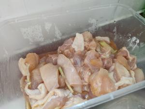 笋片炒鸡肉的做法 步骤1