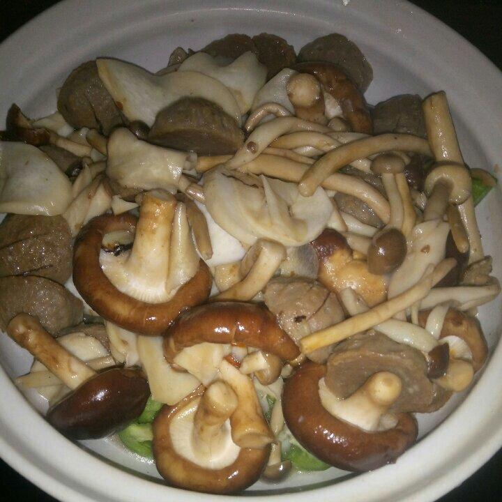 蚝油杂菇牛肉丸煲
