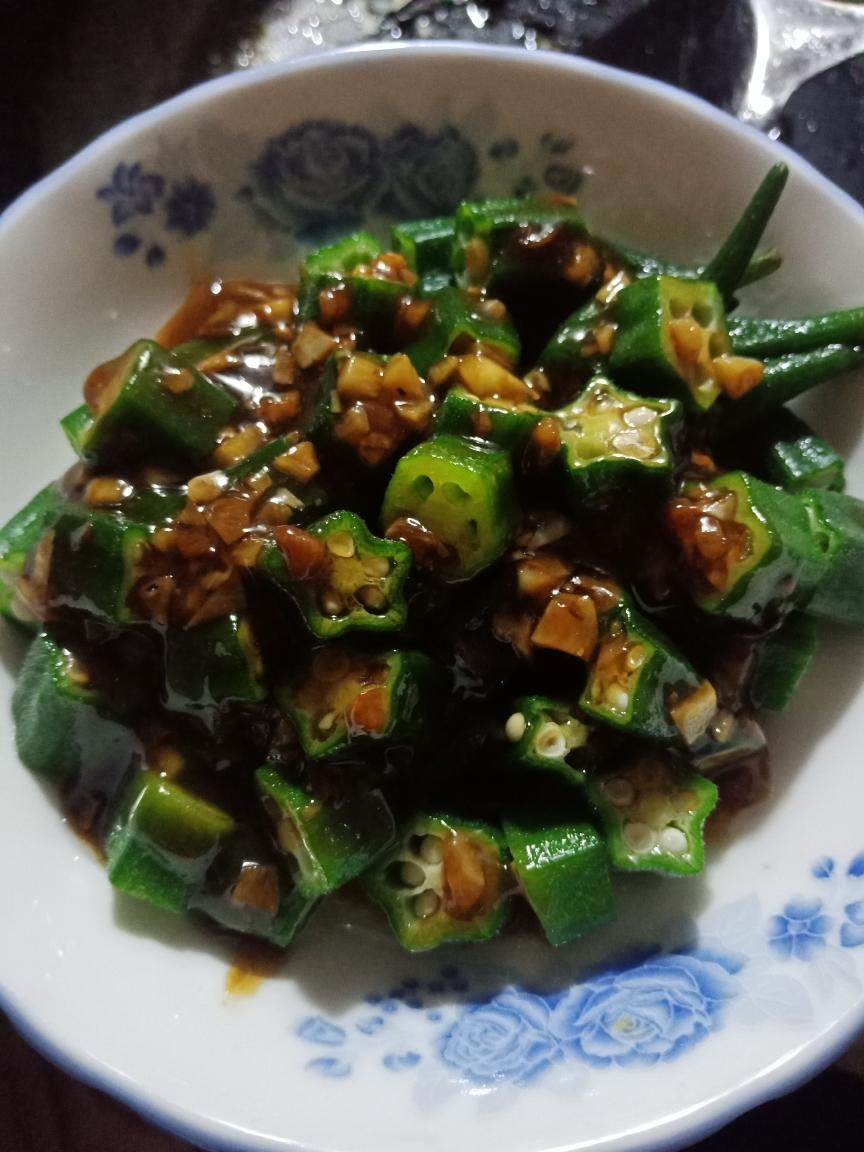 浇汁耗油秋葵的做法