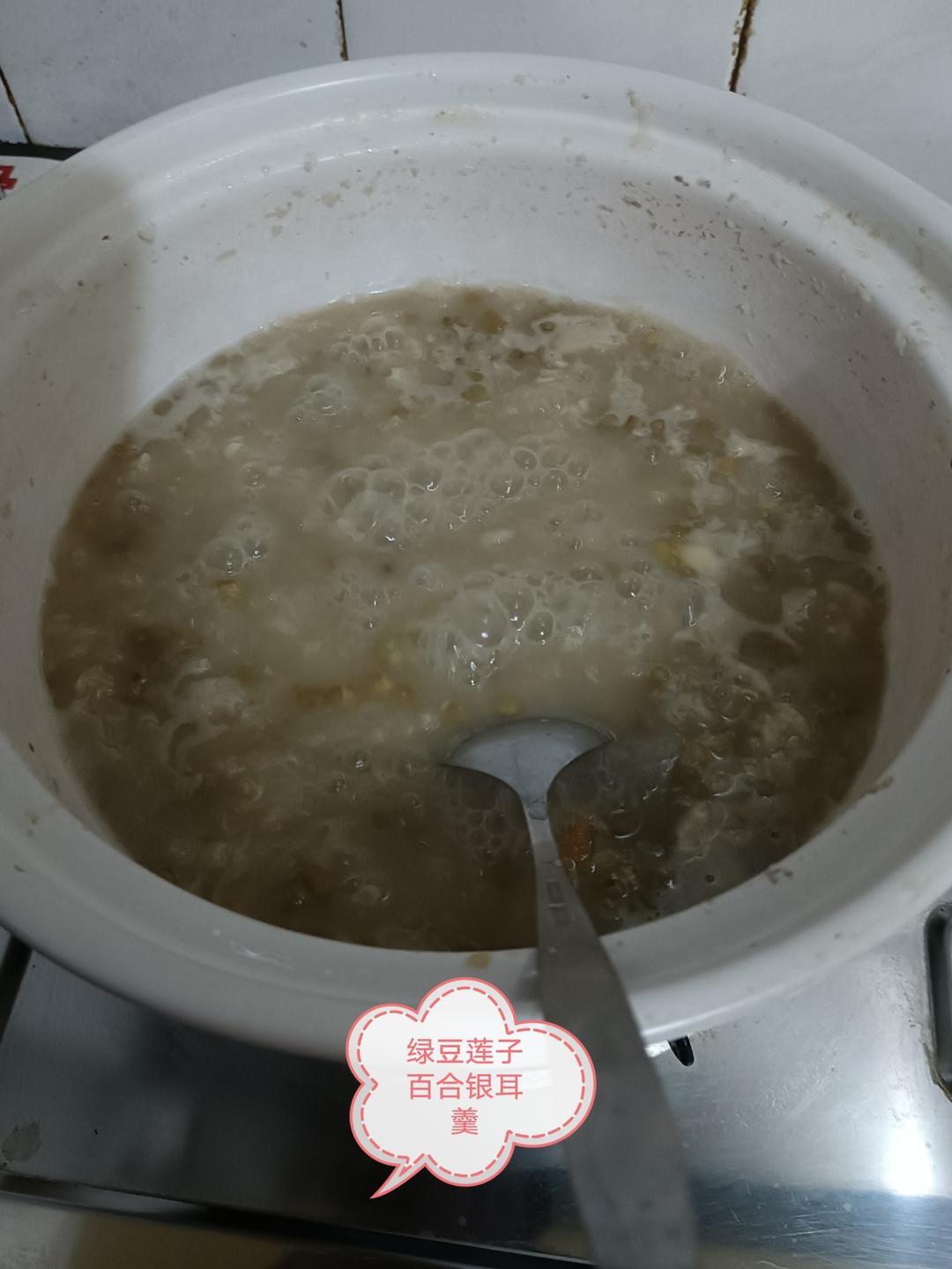 绿豆莲子百合银耳羹