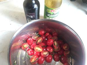 意式风味橄榄油浸樱桃番茄--简单版的做法 步骤2