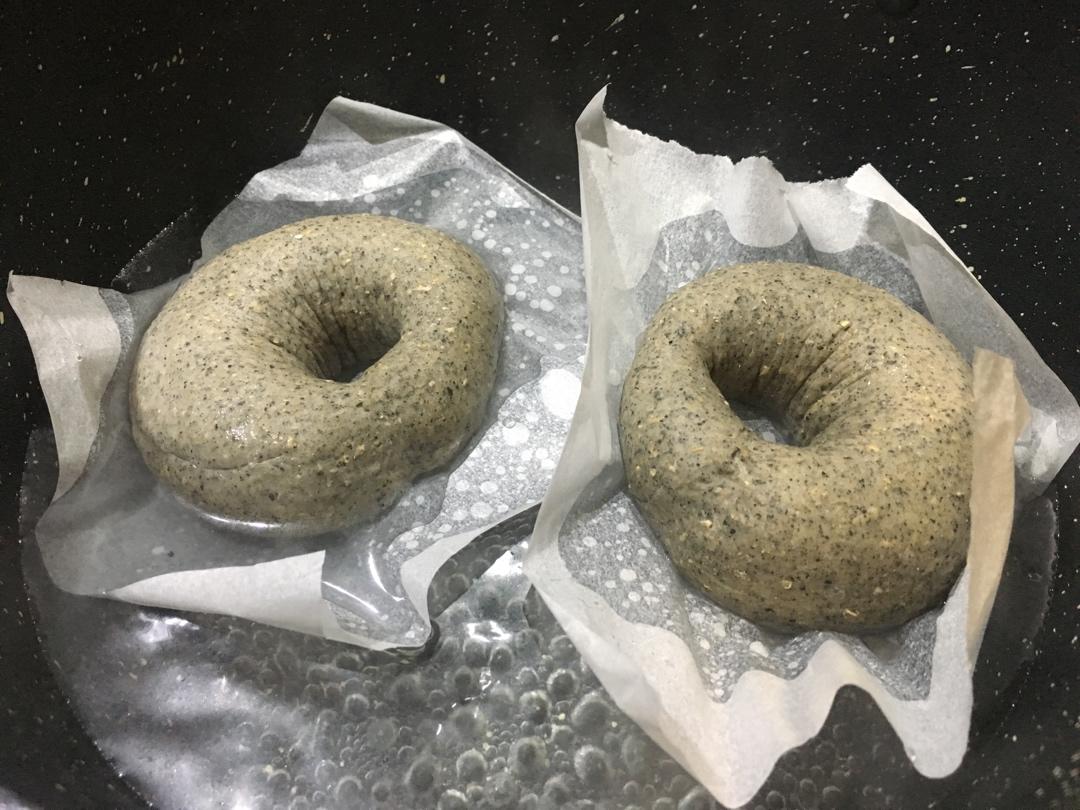 双重黑芝麻乳酪全麦贝果