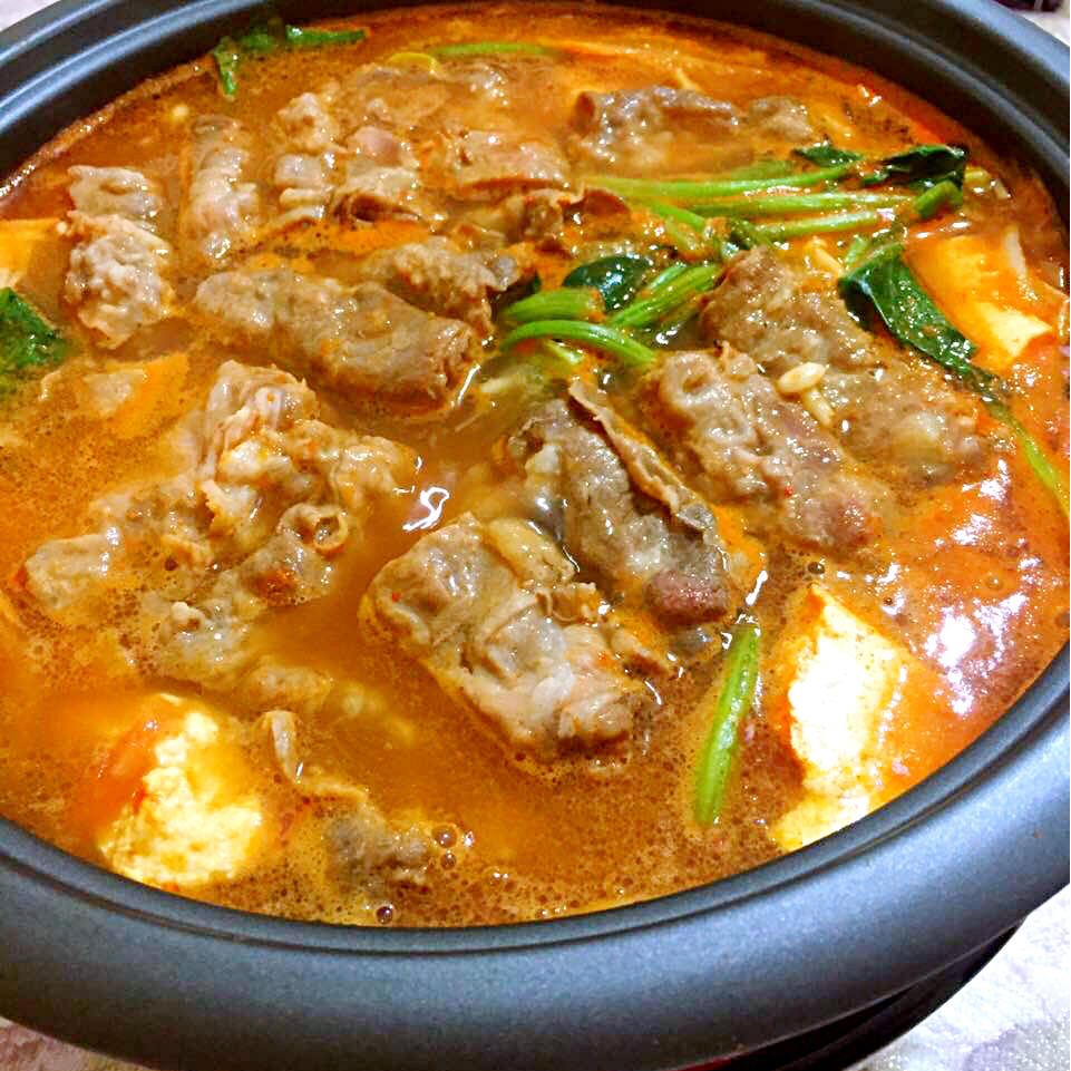 萌萌香大厨做的韩式二人锅(泡菜牛肉锅)绝对懒( )
