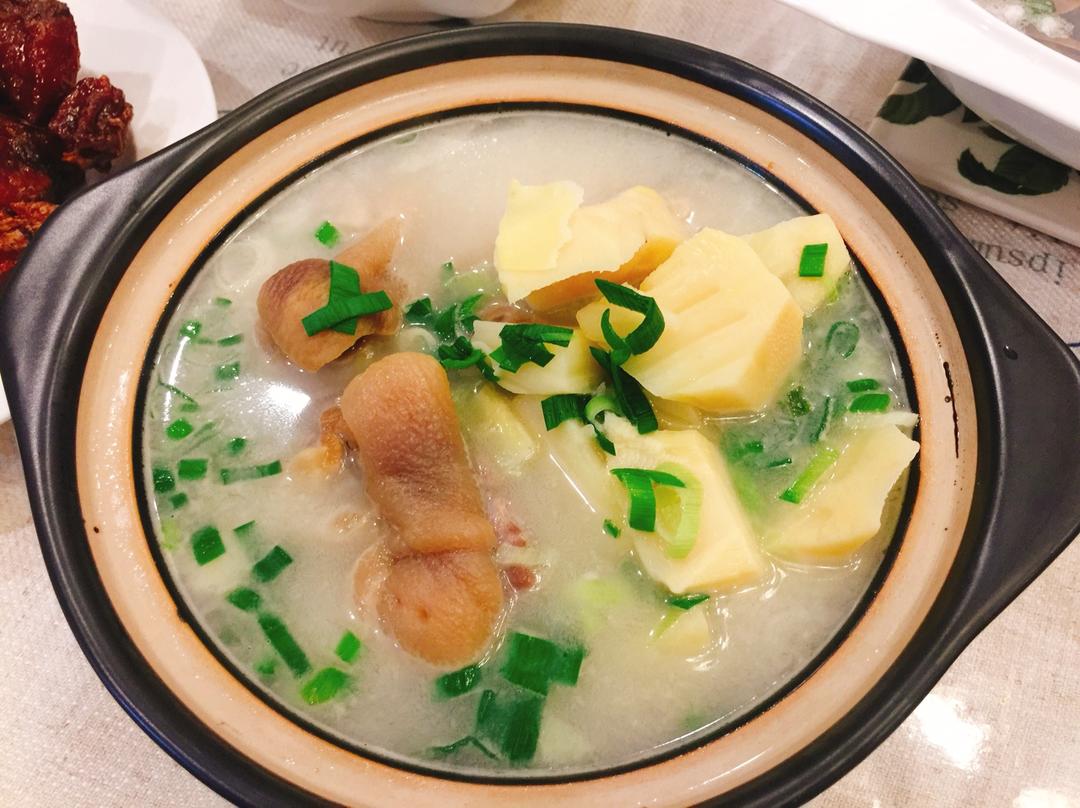 黄豆花生猪脚汤