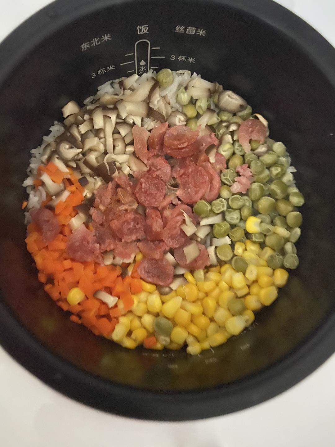 腊肉煲仔饭（电饭锅懒人必备）的做法