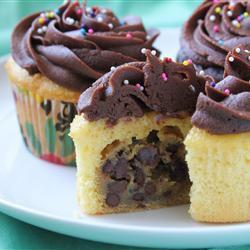 Chocolate Chip Cookie Dough + Cupcake = The BEST Cupcake. Ever.的做法