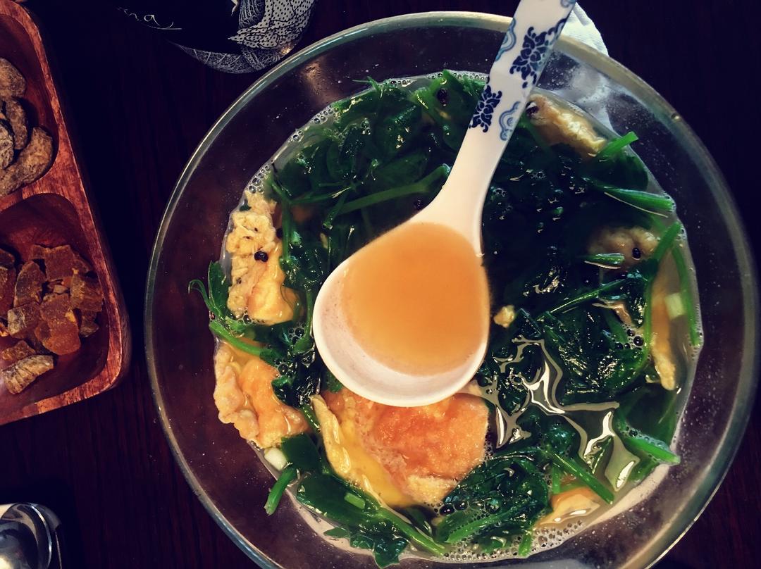 豌豆尖鸡蛋汤。