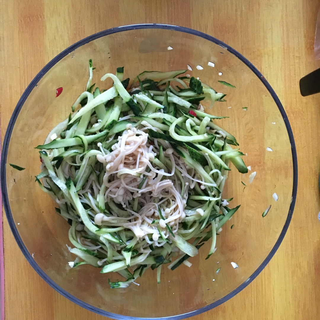 金针菇拌黄瓜