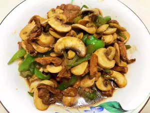 圆菇炒肉—普通而美味的的做法 步骤6