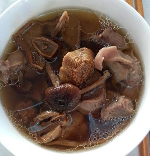 茶树菇姬松茸炖罗汉肉的做法