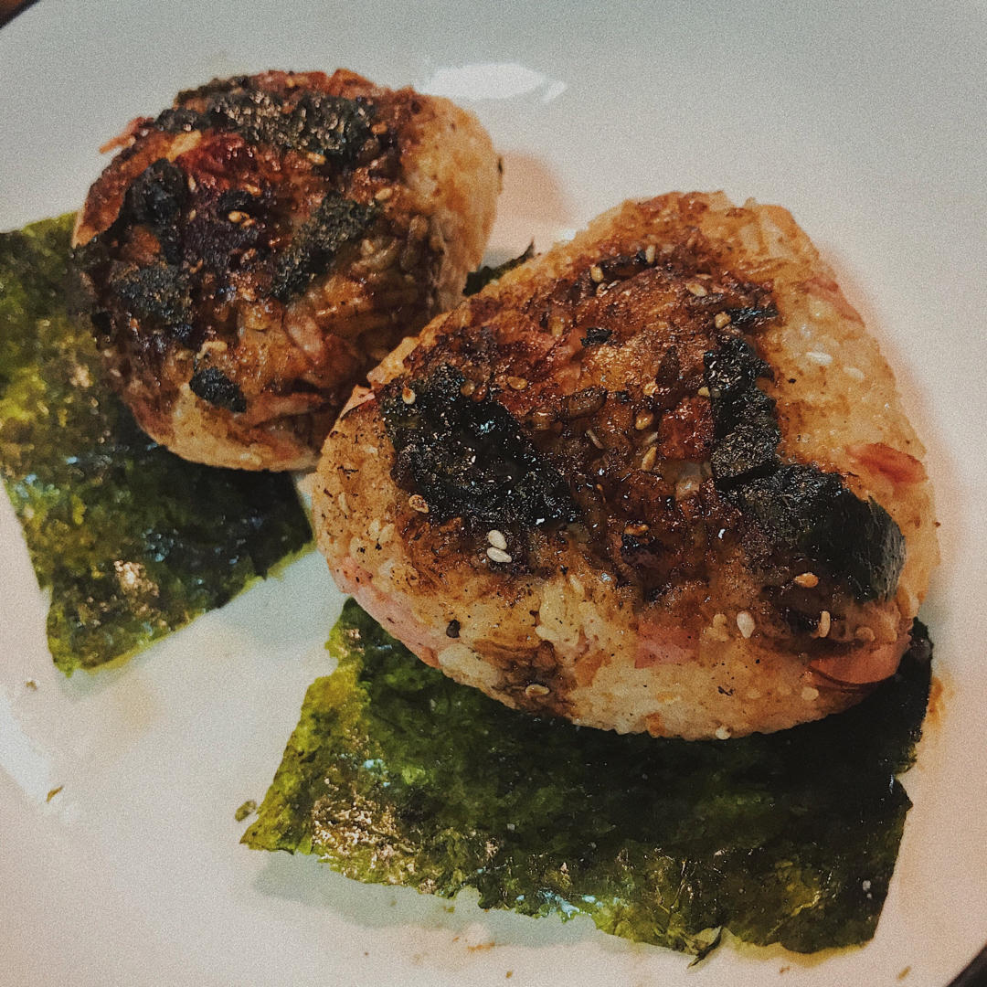 剩米饭的神仙吃法，肉松酱油烤饭团，平底锅就能做哦～