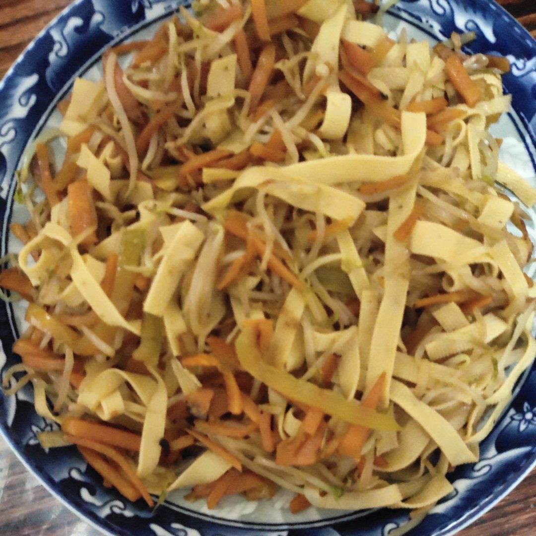 素菜之青椒胡萝卜炒豆腐皮（百叶）
