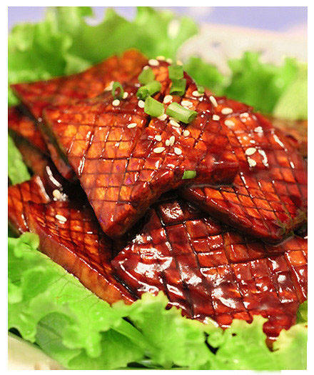 【酱汁杏鲍菇】比荤菜还好吃的素菜,一道看起来像肉,吃起来也像肉的的全素菜,好吃是其一,关键是吃了还不长肉!!解馋又过瘾!平底锅十分钟就搞定,做起来~的做法