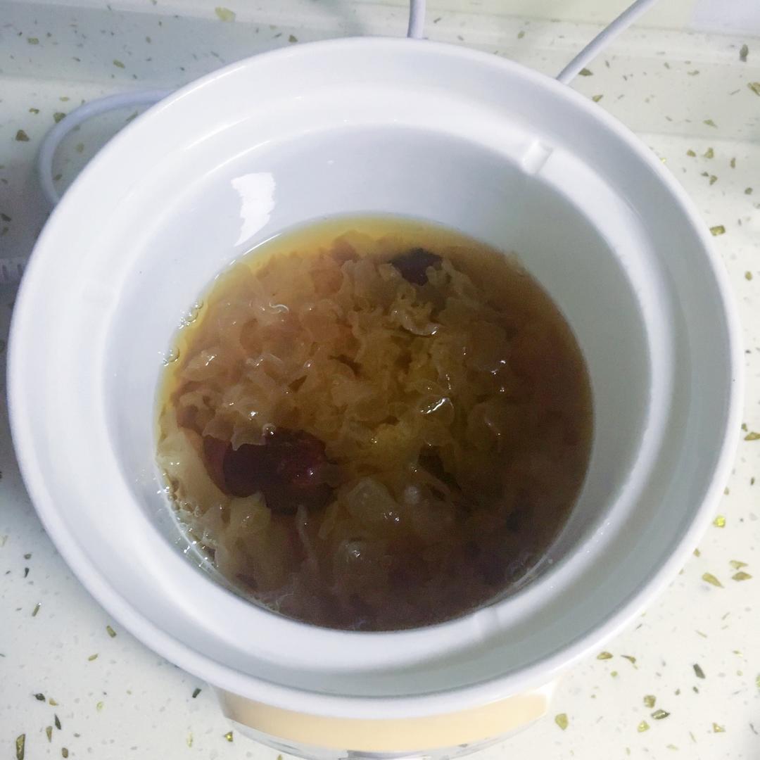 冰糖银耳红枣汤