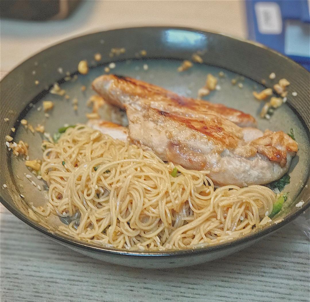 想不好吃都难的——酸甜清爽青柠鸡胸肉凉面！gif小动图