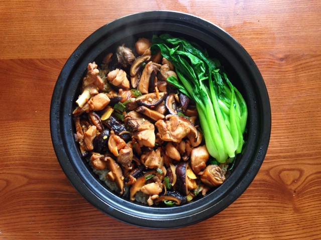 猫小厨子做的香菇滑鸡煲仔饭