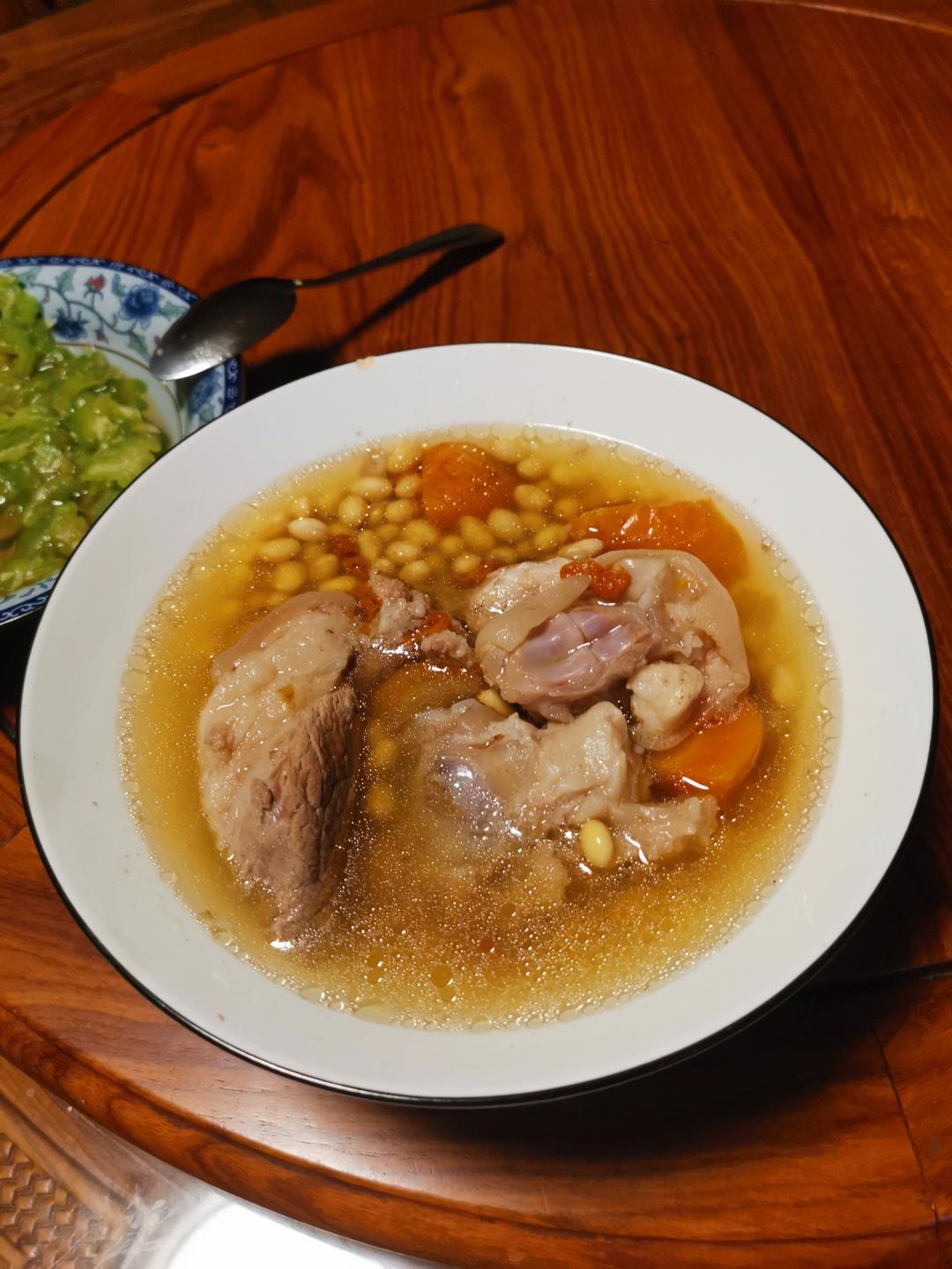 猪蹄黄豆汤
