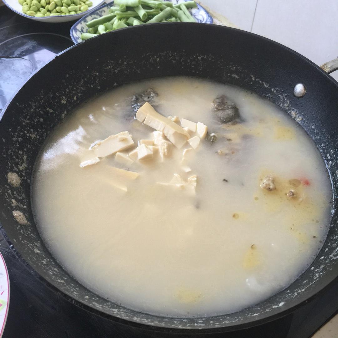 妈妈做的鲫鱼豆腐汤的做法 步骤5