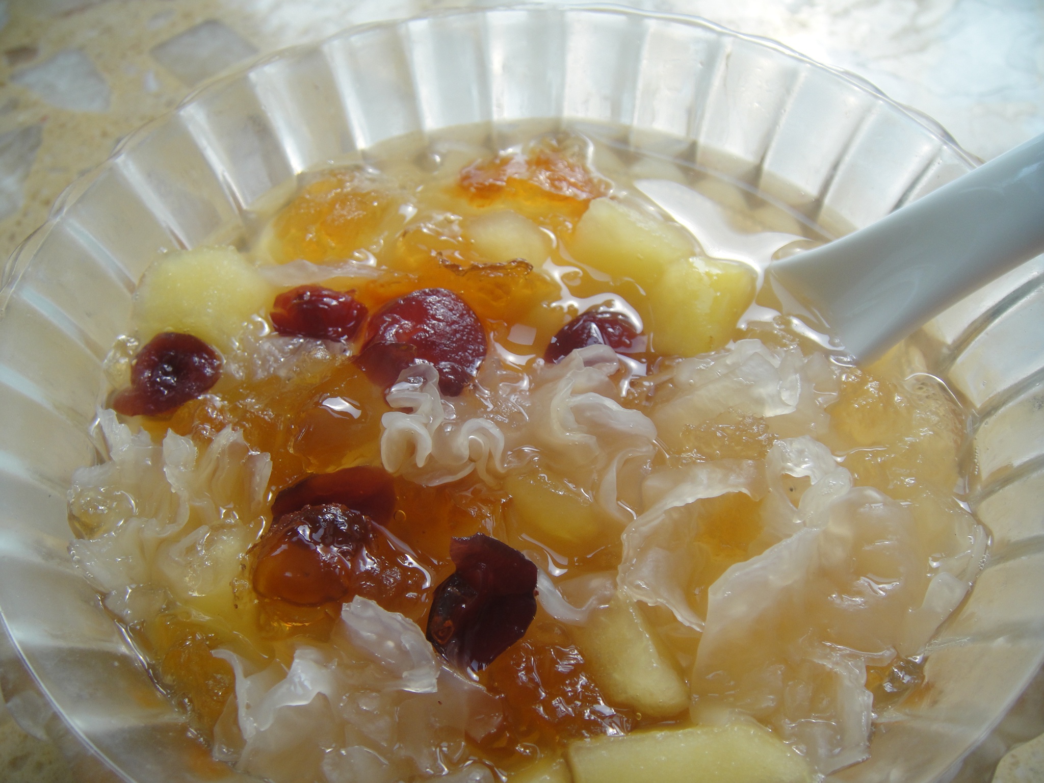 美味养颜糖水—蔓越莓桃胶银耳雪梨羹