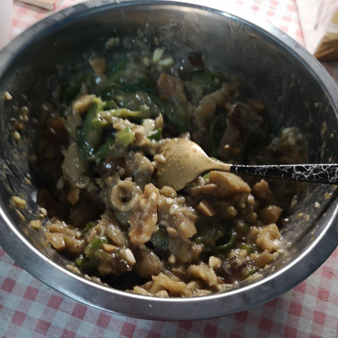 特色湘菜擂辣椒茄子皮蛋