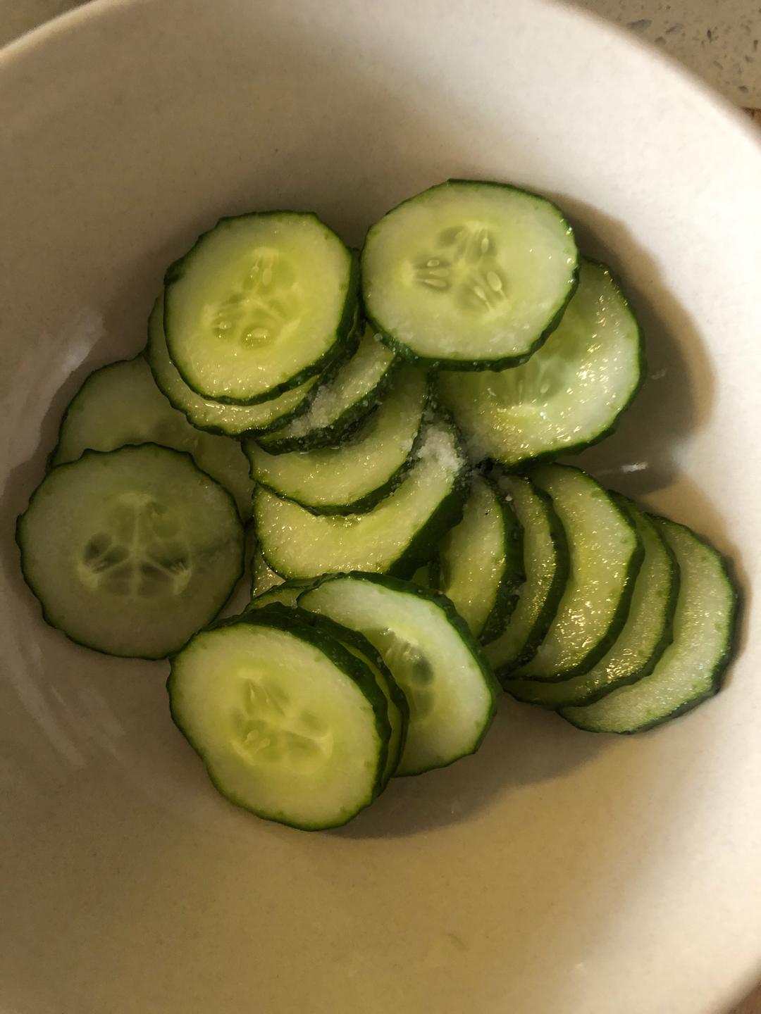 土豆🥔黄瓜🥒鸡蛋🥚+味好美蜂蜜芥末调味酱=美味刷脂餐🥣的做法 步骤1