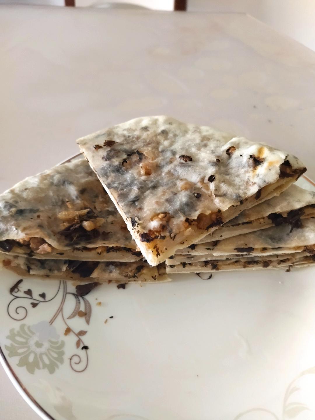 我做梅干菜肉饼最拿手，一口平底锅，不用油，饼又薄又脆肉香四溢