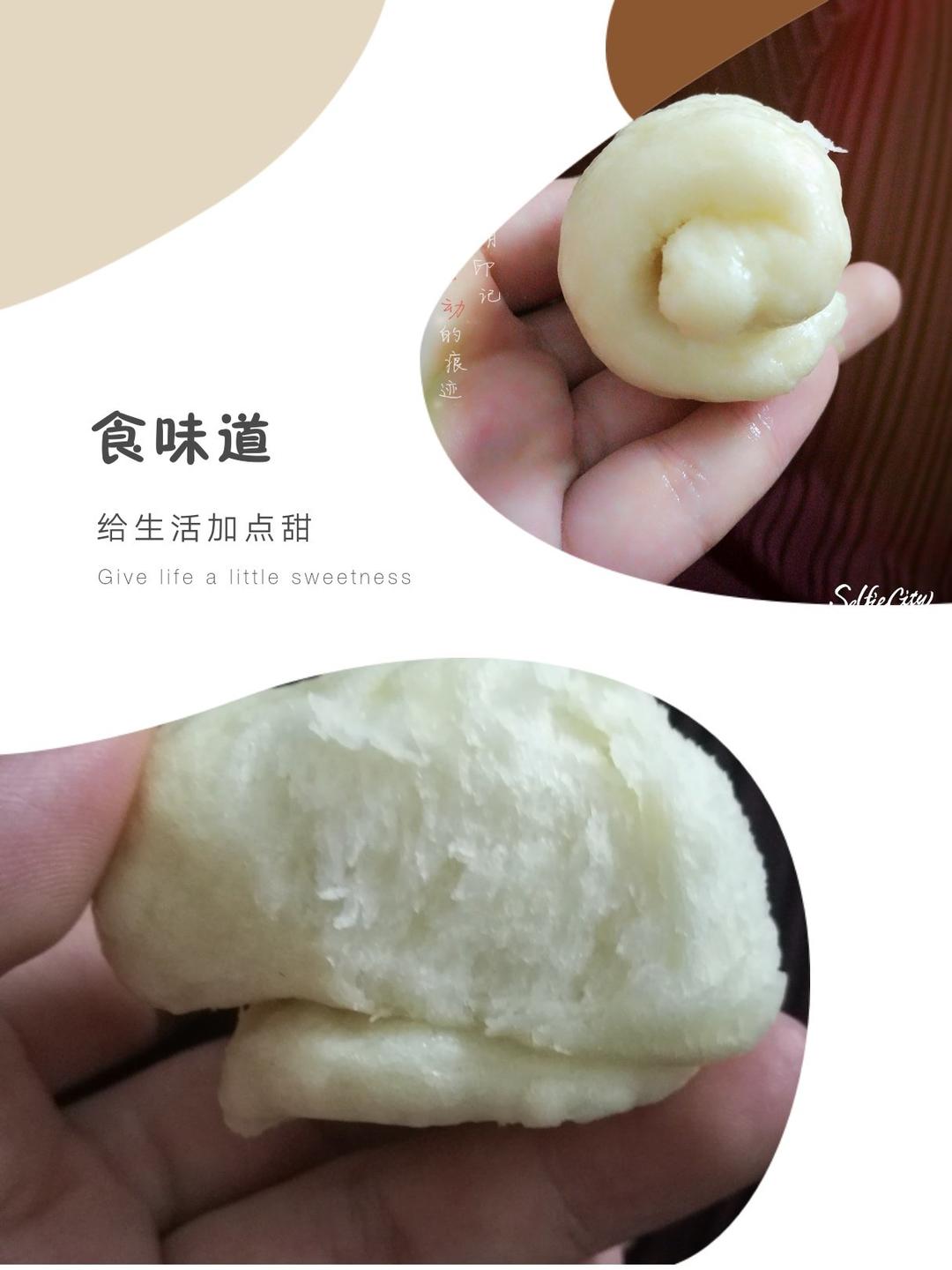云朵般松软爆浆蜜汁叉烧包