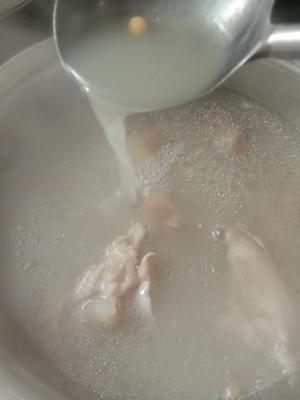 不油腻汤白的黄豆花生猪脚汤的做法 步骤1