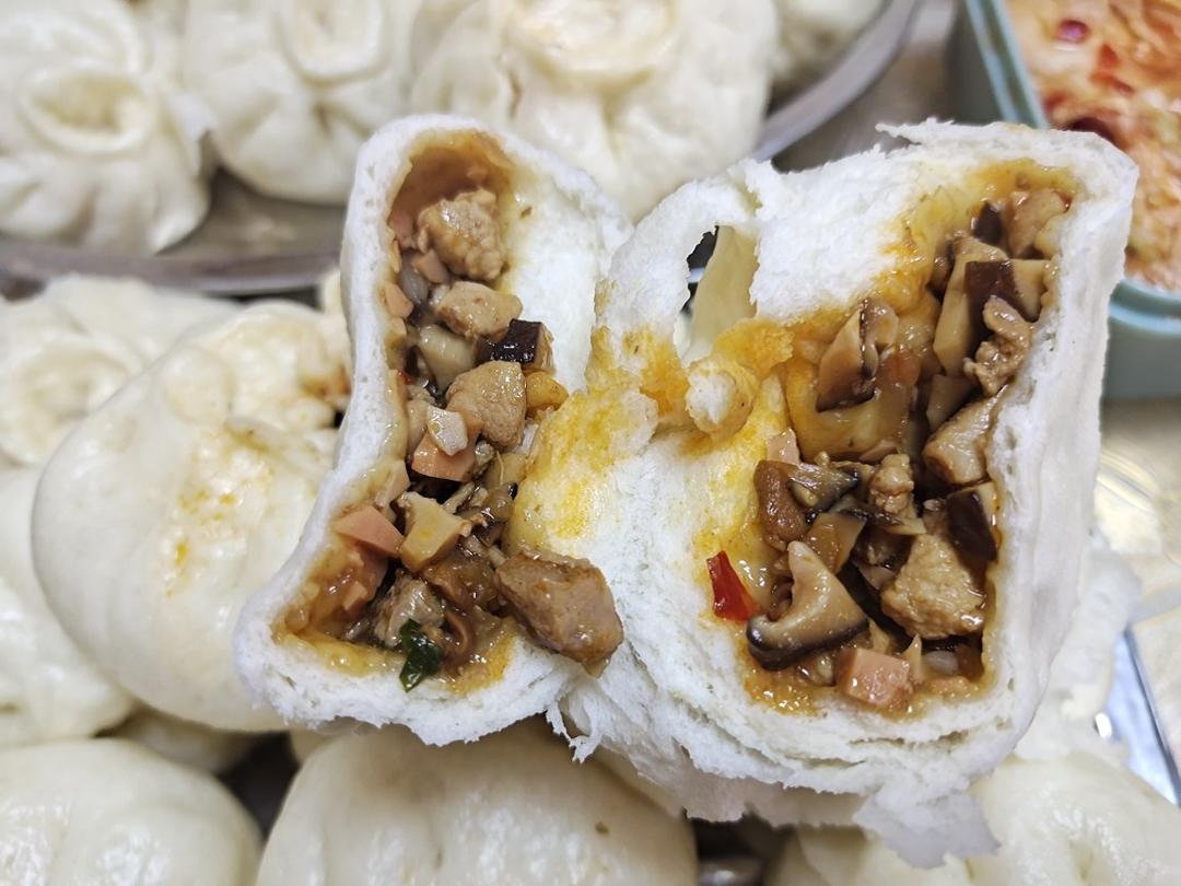 香菇鸡腿酱肉包