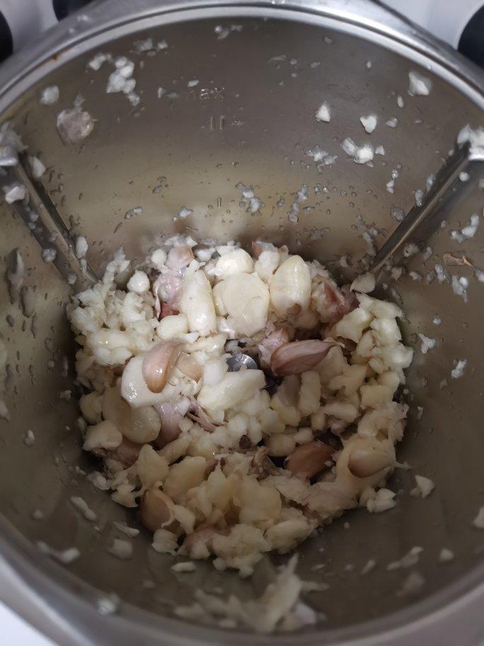 小美处理食材（发香菇、剥大蒜、焯水）
