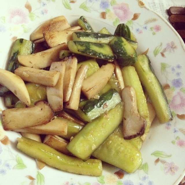 黄瓜鸡腿菇