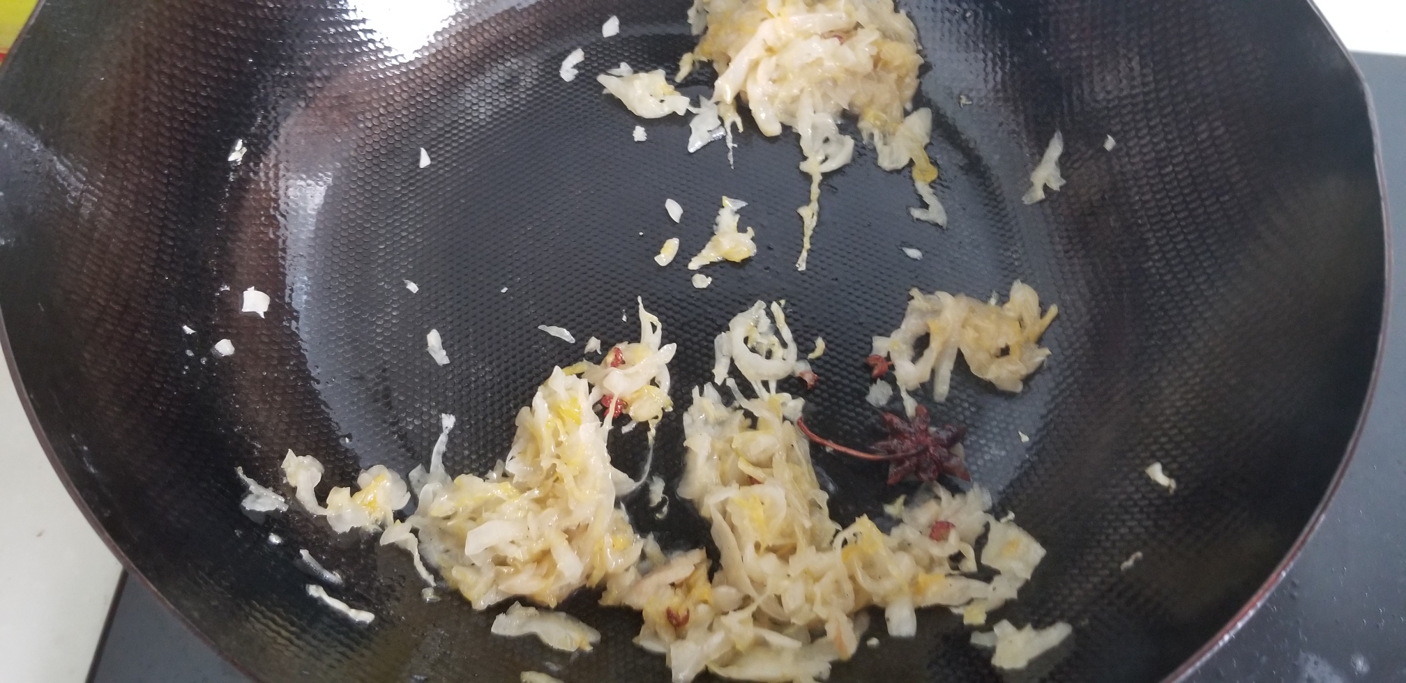 酸菜土豆炖粉条的做法 步骤2