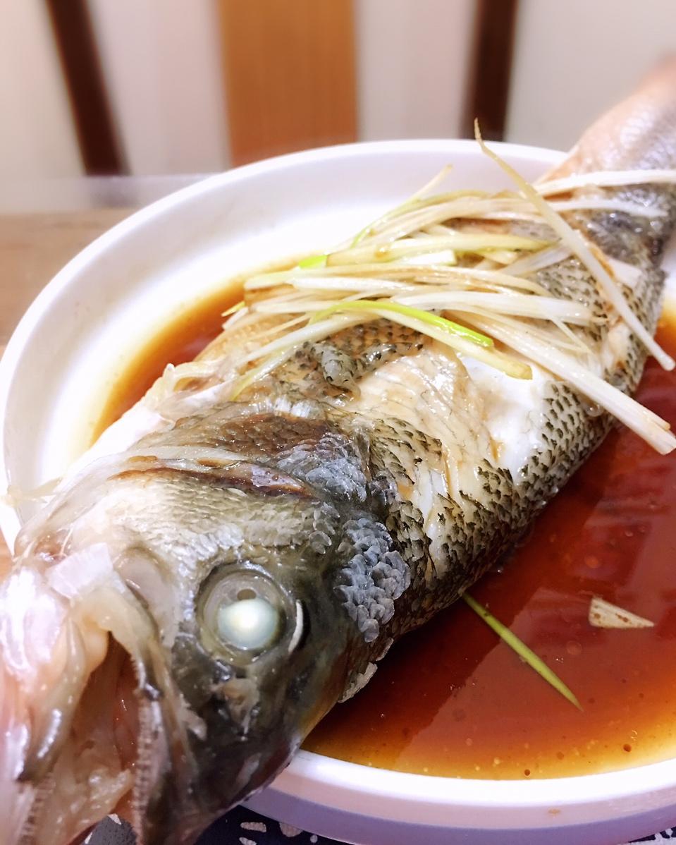 我很家常做的清蒸鱼～娃爸一招儿鲜(附小视频)