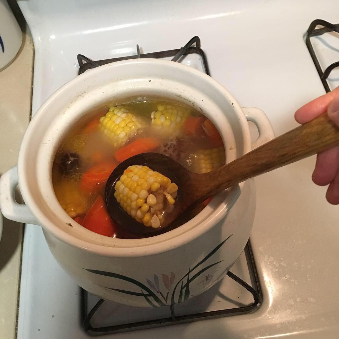 玉米胡萝卜炖大骨头汤