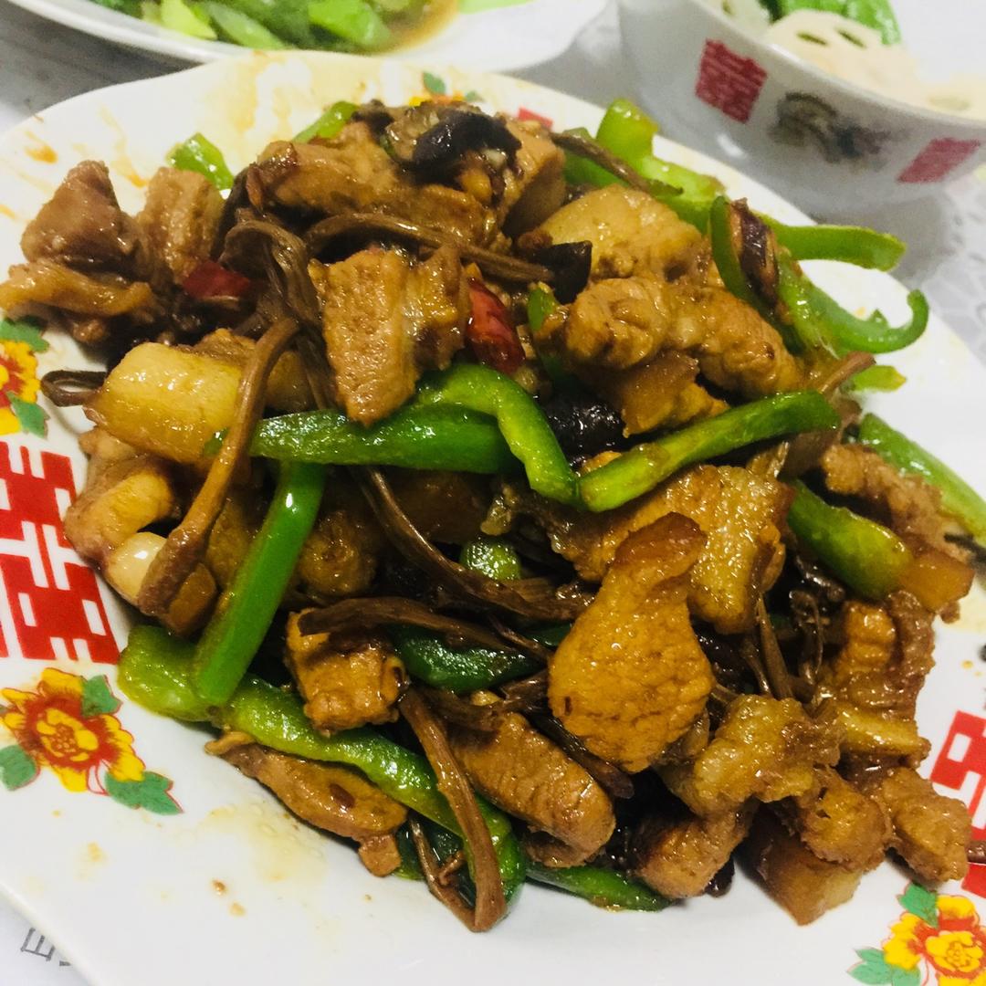 五花肉干锅茶树菇
