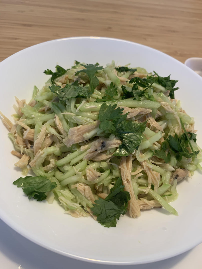 手撕麻辣鸡丝，麻麻辣辣的感觉很夏天