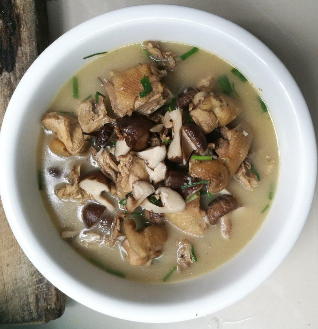 爱吃菠萝di白菜做的小鸡炖蘑菇