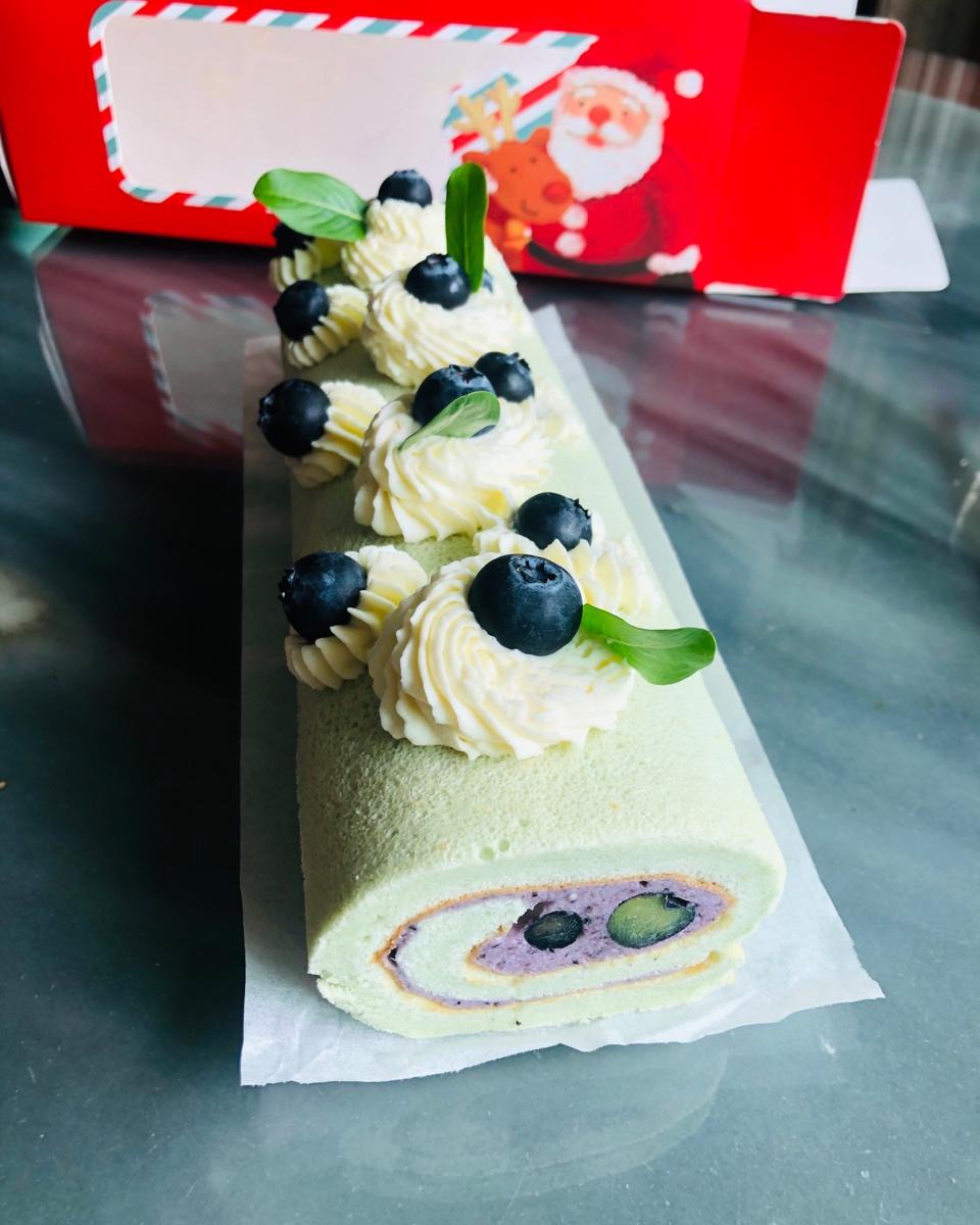 为爱好做记录做的蓝莓慕斯蛋糕卷