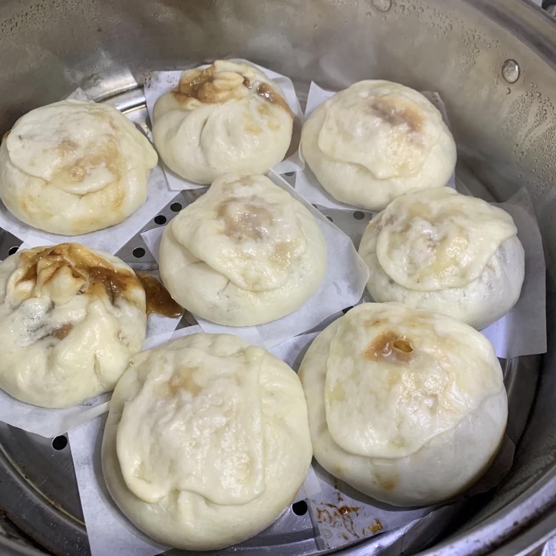 云朵般松软爆浆蜜汁叉烧包
